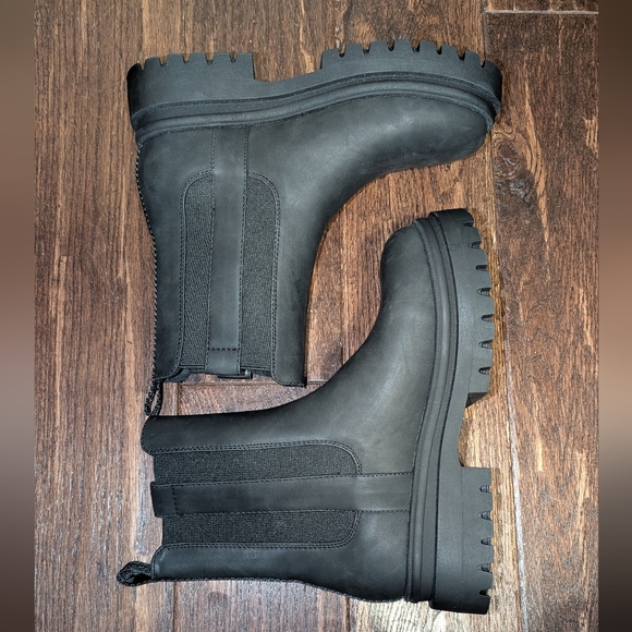 NWOT Rocket Dog Lug Boot In Black With Cushioned Sole - Picture 4 of 8